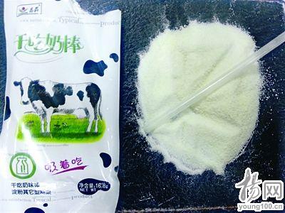 The powdery snack sold in shops around primary schools in Taizhou.