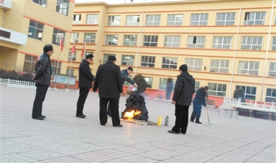 Teachers made a fire on the campus of Wutai Experimental Elementary School to hold the Xietu rite.