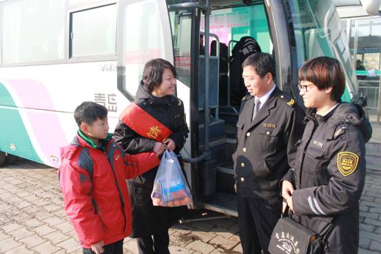 A boy is about to be mailed through highway in Qingdao. (Photo source: qingdaonews.com)