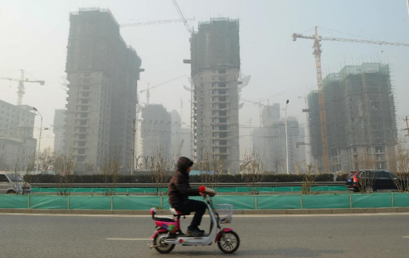 Buildings are blanketed in heavy smog in Shijiazhuang, capital of north China's Hebei Province, Jan. 16, 2014. (Xinhua/Mu Yu) 