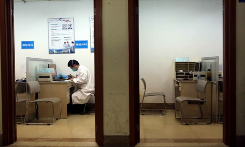 A doctor at work in the emergency department of Shanghai Pudong New Area People's Hospital Monday. The city's health commission has confirmed that an emergency room doctor at the hospital died from H7N9 bird flu Saturday. Photo: Yang Hui/GT