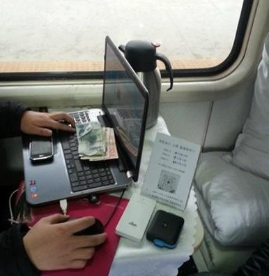 Devices Wang used to offer Wi-Fi services on train: a 3G card, a second-hand laptop and Wi-Fi software(Photo source: Chinanews.com)