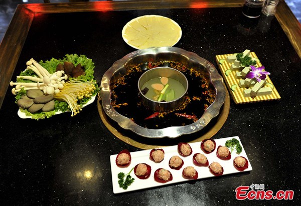 A hotpot restaurant in Chengdu, Sichuan province gains popularity for British Prime Minister David Cameron visited it and had a dinner here on December 4, 2013 during his tour in China.( Photo: China News Service)