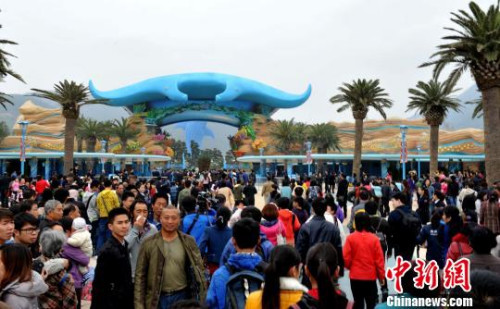 Lots of visitors seen in the Chimelong Ocean Kingdom on Jan 28, 2014. [Photo: Liu Weiyong]