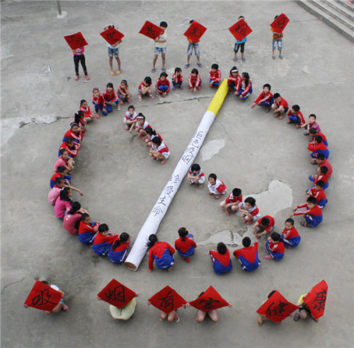 Students in Handan city, Hebei province, advocate no smoking on May 29, 2013, two days before World No Tobacco Day. [Photo source: China Daily]