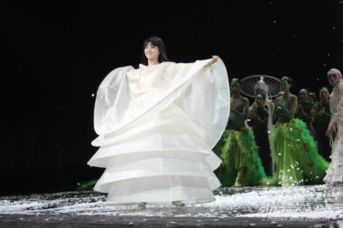 Stage photo of Wei Caiqi in dance drama the Peacock in which she played the role of time. (Photo: xinhuanet.com)