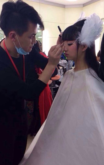 Wei Caiqi is making up for a rehearsal of the 2014 Spring Festival Gala.( Photo: screen shot of Yang Liping 's Sina Weibo account)