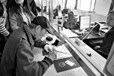 An elderly man in a property trading center of Beijing on Nov 5, 2013. [Photo: the Beijing News]