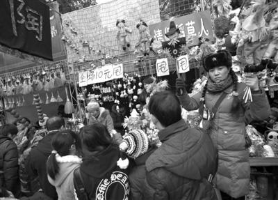 Businessmen at other stalls shouts for the last sale. [Photo: the Beijing News]