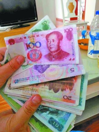 Toy money which look and feel like real money. [Photo: Wuhan Evening News ]