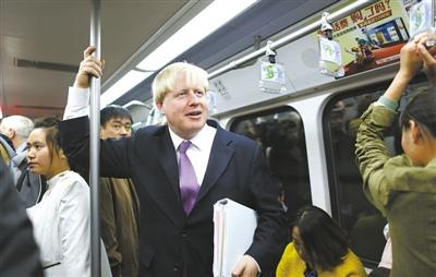 London Mayor Boris Johnson paid a visit to Beijing in October, 2013. The picture shows he is taking the citys subway on October 15 to experience its service. (Photo source: Chinanews.com)