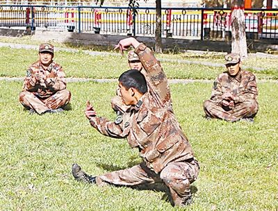 Feng Yang is performing martial arts for his comradesCinCarms at the camp. (Photo source: PLA Daily)