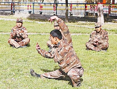Feng Yang is performing martial arts for his comradesCinCarms at the camp. (Photo source: PLA Daily)