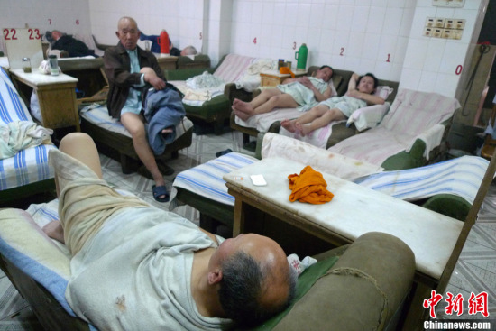 File photo shows citizes in Wengtang in 2013. [Photo: China News Service / Lu Hui]