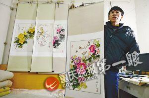 Zhang Qihui is showing his flower paintings. (Photo source: Chongqing Evening News)