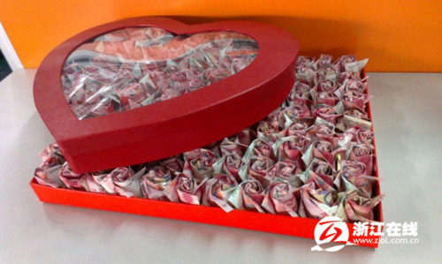 Chen has folded 999 paper roses out of 200,000 yuan ($32,990) as a proposal gift for his girlfriend.