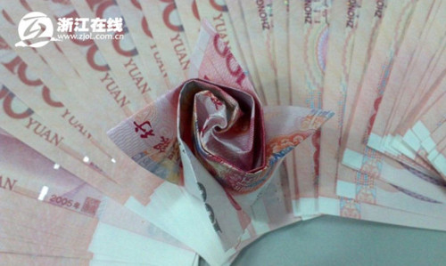 Folding a rose requires two 100-yuan notes.