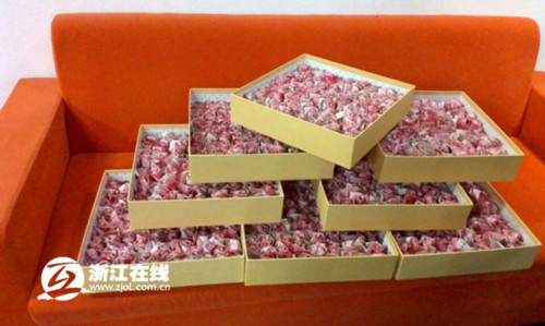 999 paper roses folded out of 200,000 yuan ($32,990). 