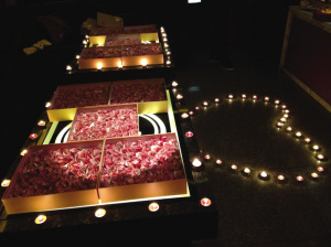 999 paper roses folded out of 200,000 yuan ($32,990). 