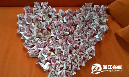 999 paper roses folded out of 200,000 yuan ($32,990). 