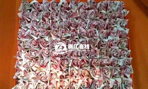 999 paper roses folded out of 200,000 yuan ($32,990). 