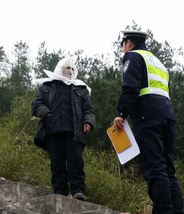 A masked-man who was hired to keep watch on traffic police for drivers earning money illegally by picking up passengers along a highway was caught by police. (Photo source: Rednet.cn)