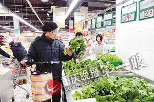 Han is in a vegetable market with the  electric scooter. [Photo: Chongqing Evening News]