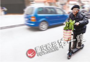 Han breezes along the street on an electric scooter. [Photo: Chongqing Evening News]