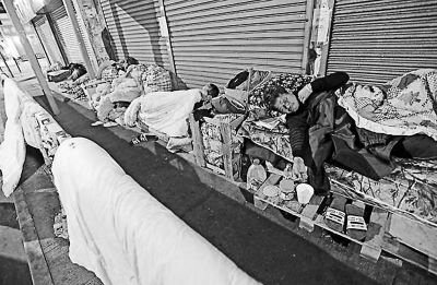 Some low-income residents in Hong Kong choose to sleep on street due to the unaffordable house rents in the region. (Photo source: Beijing Evening News)