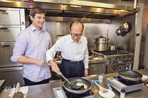 Josh Tetrick, the CEO of the company, posted a photo showing Li making a fried artificial egg. [Photo: MIng Pao]