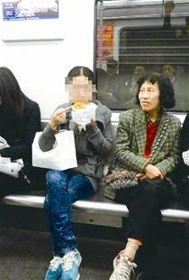 A woman is eating noodles on a subway train in Wuhan, Hubei province. (Photo source: Sina.com.cn )