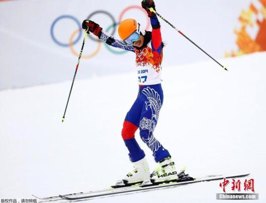 Vanessa-Mae makes her finishes her Olympic skiing debut at Sochi on Tuesday, ranking in the 67th place. (Photo source: chinanew.com)