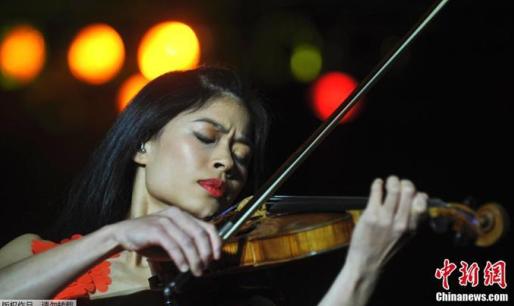The photo taken on Oct 18, 2010 shows Vanessa-Mae performing in Prague, Czech Repubic. (Photo source: chinanews.com)