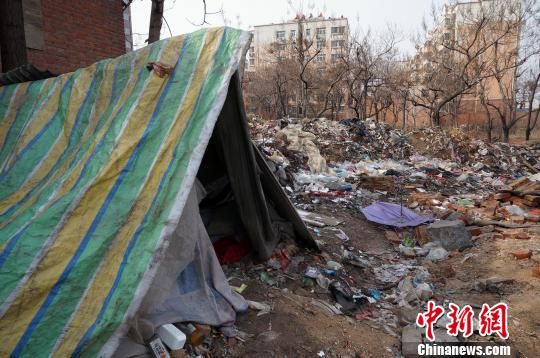 A tent in a cemetery in Henan province where a 70-year-old man has lived for four years. [Photo: Zhou Xiaoyun]