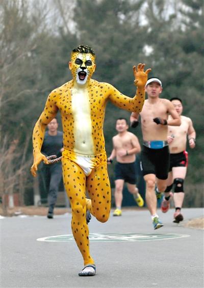 A man who paints himself like a leopard is running in the Undie Run held in Beijing on Sunday. (Photo source: Beijing News)