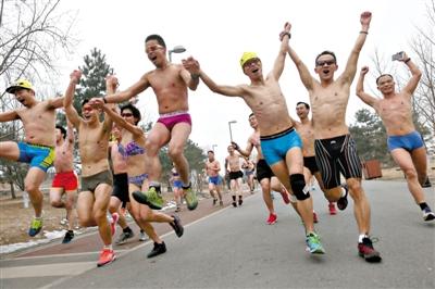Over 100 participants wearing only underwear or shorts joined the Undie Run amid smog. (Photo source: Beijing News)