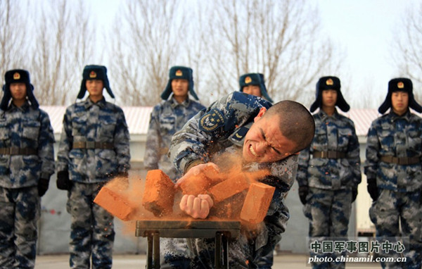 File photo shows a soldier is breaking a brick bare-handed. (Photo source: photo.chinamil.com.cn)