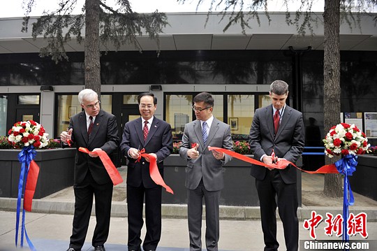 Locke(2nd R) attends a ribbon-cutting ceremony for the completion of an expanded visa service center in the American Consulate General in Chengdu, Sichuan province, on Jan 16, 2014. [Photo: China News Service / An Yuan]