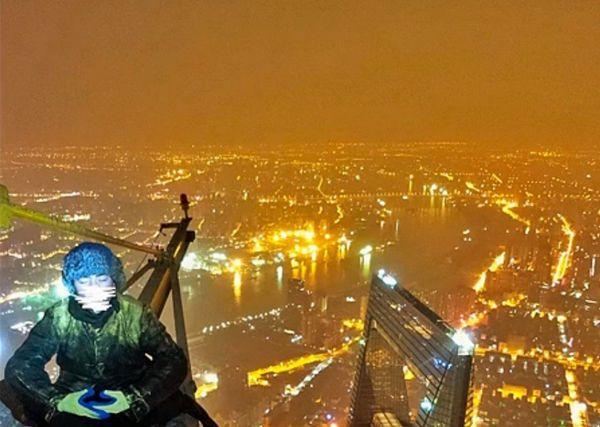 Two young Chinese men climbed to the top of the unfinished Shanghai Tower on February 20, after which, they posted online a video about their climbing process. (Photo source: xinmin.cn)
