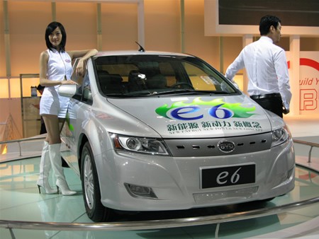 BYD E6 is chosen as one of the first two new-energy vehicles that qualify owners for license plates without entering a lottery. (Photo source: Xinhuanet)
