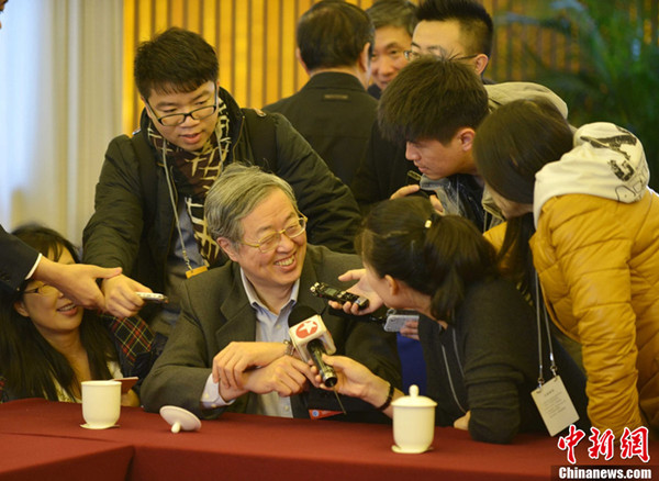 Zhou Xiaochuan, governor of the People's Bank of China is answering questions from reporters on the sidelines of a panel discussion of the Chinese Peoples Political Consultative Conference (CPPCC)on Tuesday.(photo source: icpress.cn)