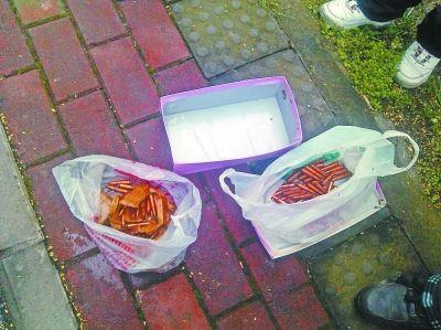 A box containing 151 bullets was found in a lake in Wuhan, Hubei province by a local worker. (Photo source: Wuhan Evening News)