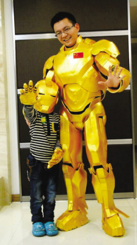 A man in Zhejiang province made an Iron Man for himself to impress his 6-year-old son. (Photo source: Southern Metropolis Daily)