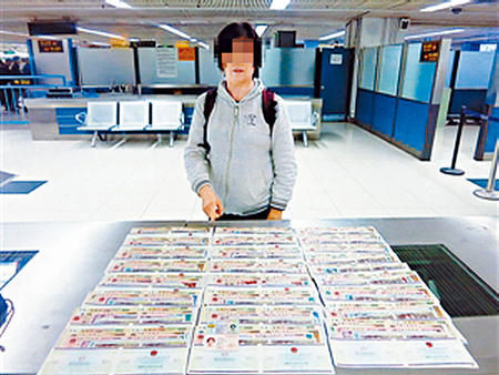A woman from Hong Kong who tried to go through customs in Shenzhen with commemorative Renminbi banknotes worth 250,000 yuan ($40,892) was stopped by officers.(Photo source: Sing Tao Daily)