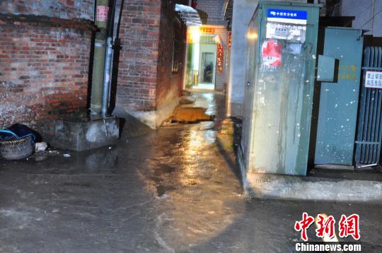 A subsidence occurred in an alley near Sanzhong Road in Liuzhou, Guangxi Zhuang autonomous region on Monday afternoon. (Photo source: chinanews.com) 