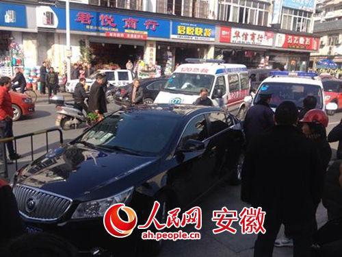 The black Buick blocks two ambulances from accessing the People's Hospital of Huangshan and angers the crowd. (Photo source: ah.people.cn)