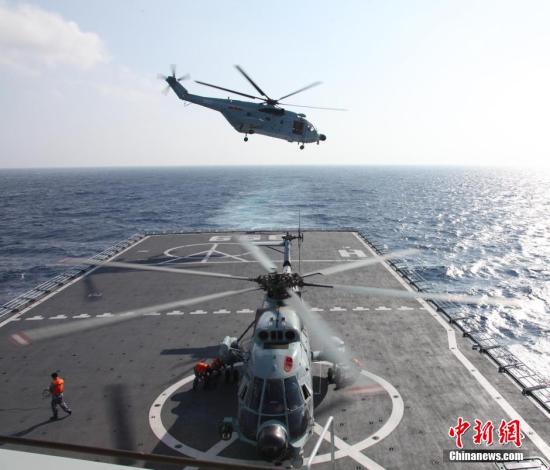 The landing ship Jinggangshan, one of China's search and rescue vessels, cruises into the suspected site of Missing MH370 on Tuesday. (Photo source: chinanews.com)