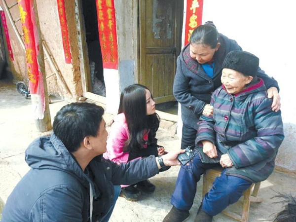 Zhang is telling her story to reporters of the West China Metropolis Daily. (Photo source: West China Metropolis Daily)