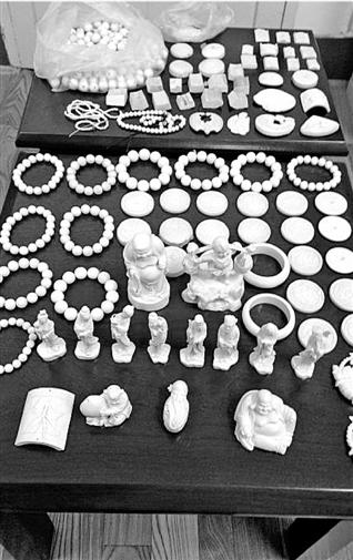 The photo showcases items made of ivory Yang bought at a street stall. (Photo source: Qianjiang Evening News)