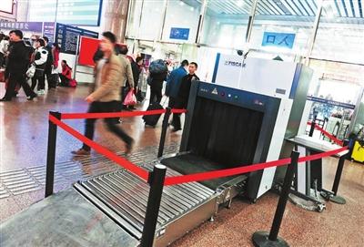 An X-ray security machines are already situated at the entrance of the ticket hall inside Beijing West Railway Station. [Photo: Beijng Youth Daily]